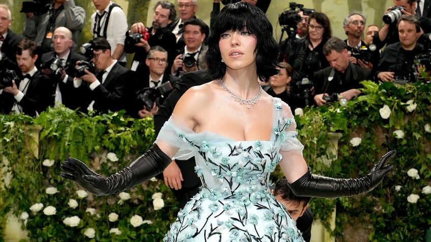 Sydney Sweeney at the met gala, wearing a black wig