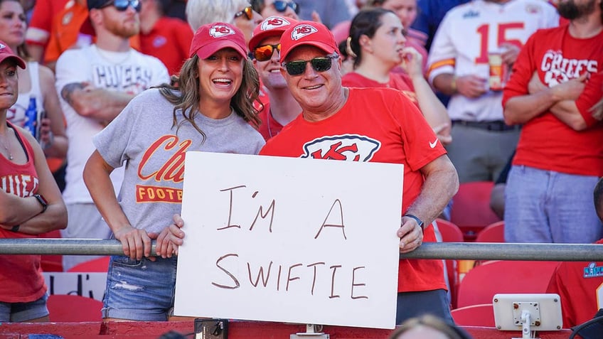 taylor swift to make appearance at chiefs game at metlife stadium reports