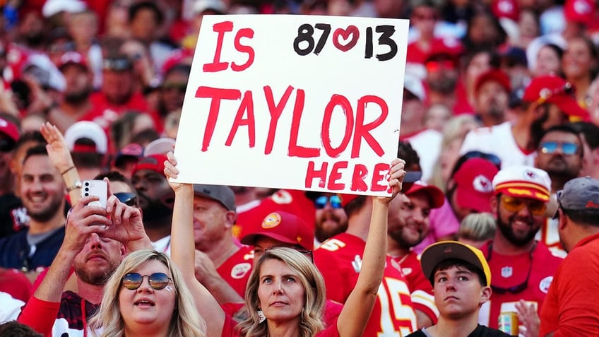 taylor swift travis kelce appear to leave stadium together after chiefs win