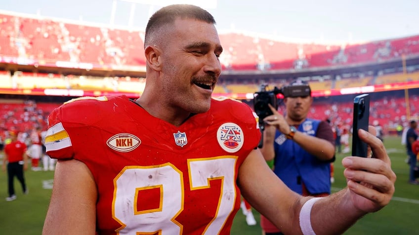 taylor swift travis kelce appear to leave stadium together after chiefs win