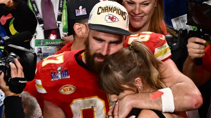 Travis Kelce kisses Taylor Swift after the Super Bowl