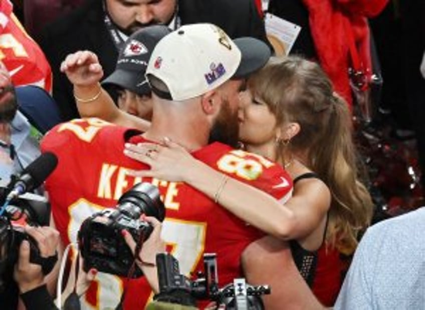 Taylor Swift, Travis Kelce celebrate with Super Bowl kiss in Las Vegas