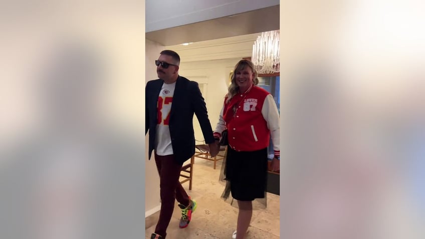 taylor swift travis kelce halloween costume wins friends a top prize see their rendition of the stars