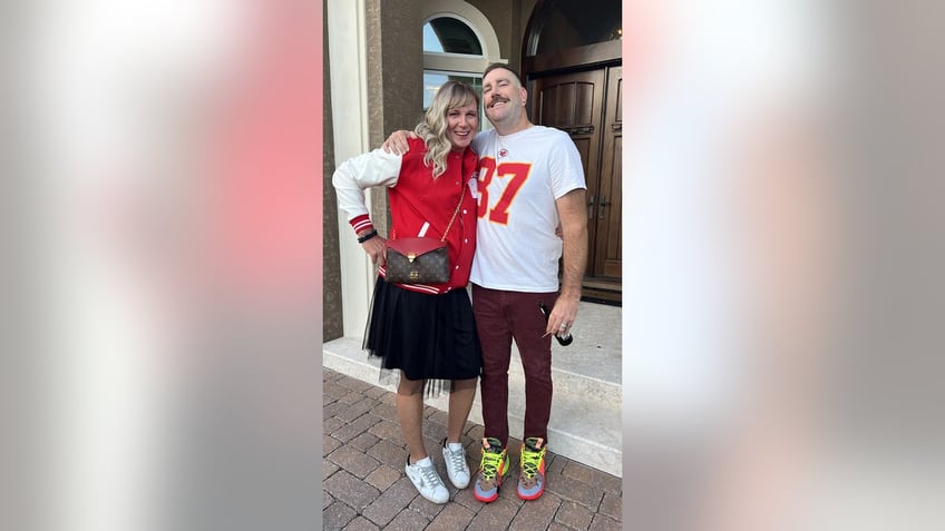 taylor swift travis kelce halloween costume wins friends a top prize see their rendition of the stars