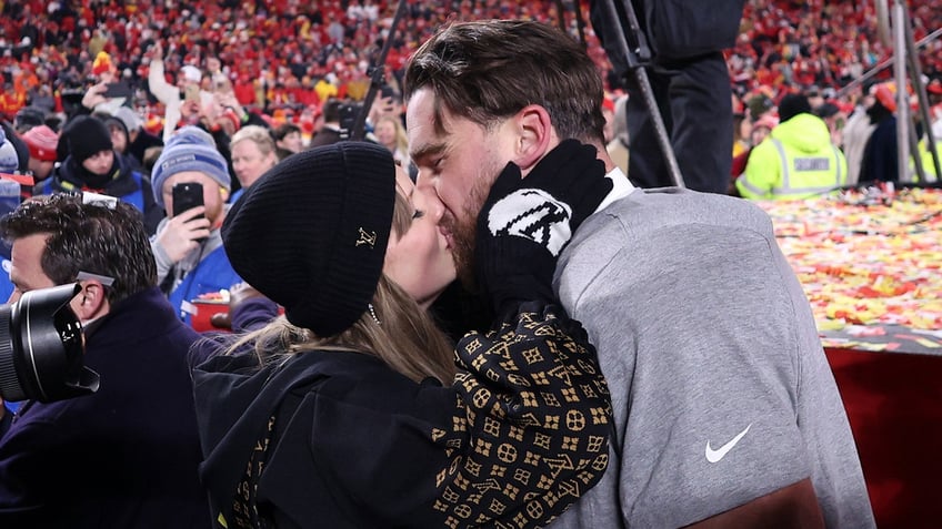 Taylor Swift and Travis Kelce kiss