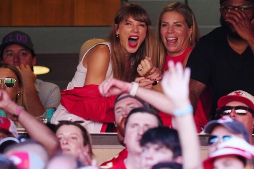 taylor swift turns out for chiefs game stoking kelce romance rumors