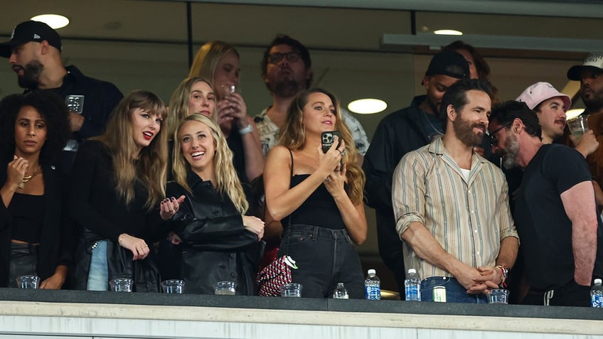 taylor swift watches football with former nfl quarterback bernie kosar before attending chiefs game