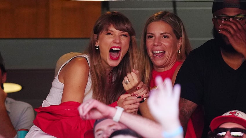 taylor swift watches football with former nfl quarterback bernie kosar before attending chiefs game