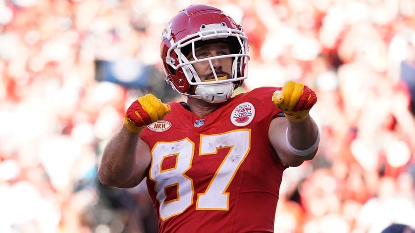 taylor swift watches travis kelce score as chiefs dominate bears