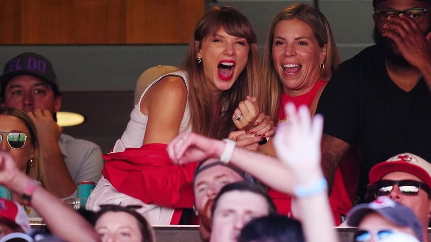 taylor swift watches travis kelce score as chiefs dominate bears