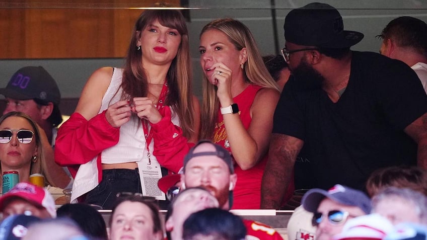 taylor swift watches travis kelce score as chiefs dominate bears