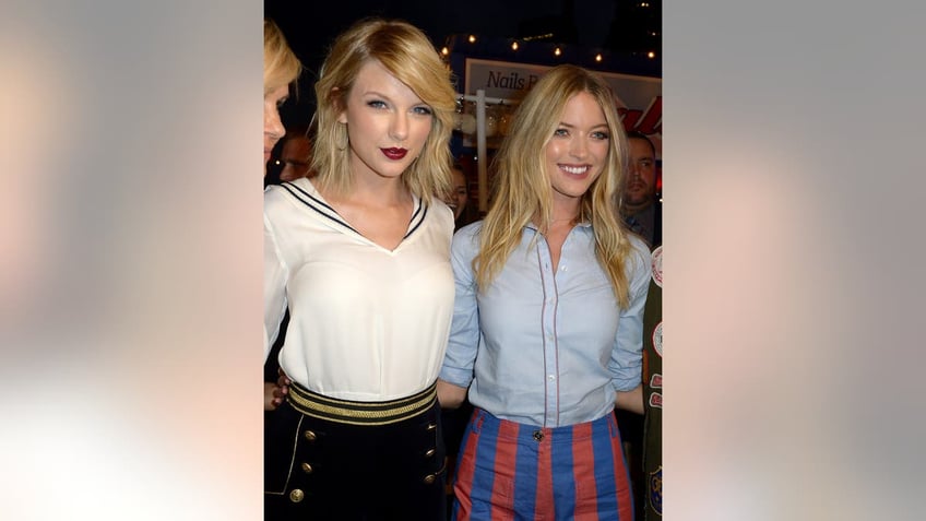 Taylor Swift and Martha Hunt posing together