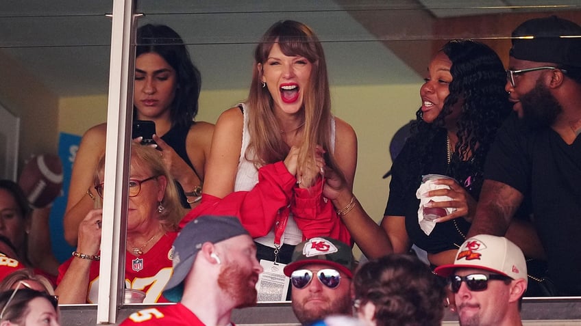 taylor swifts boyfriend travis kelce finally reveals how they met shell probably hate me for saying this