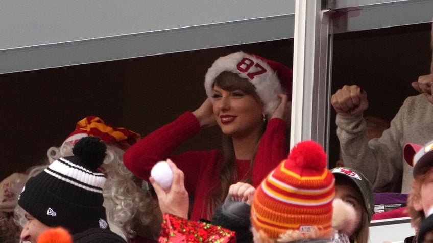 Taylor Swift cheering for Travis Kelce