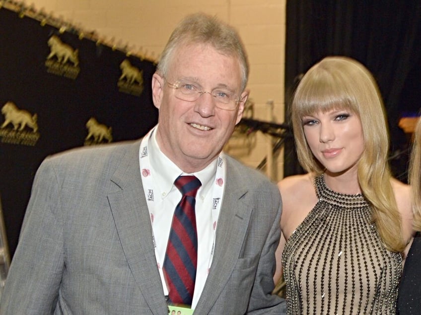 taylor swifts dad accused of assault for allegedly punching photographer