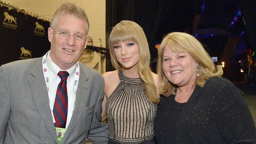 Scott Swift, Taylor Swift, and Andrea Swift posing together