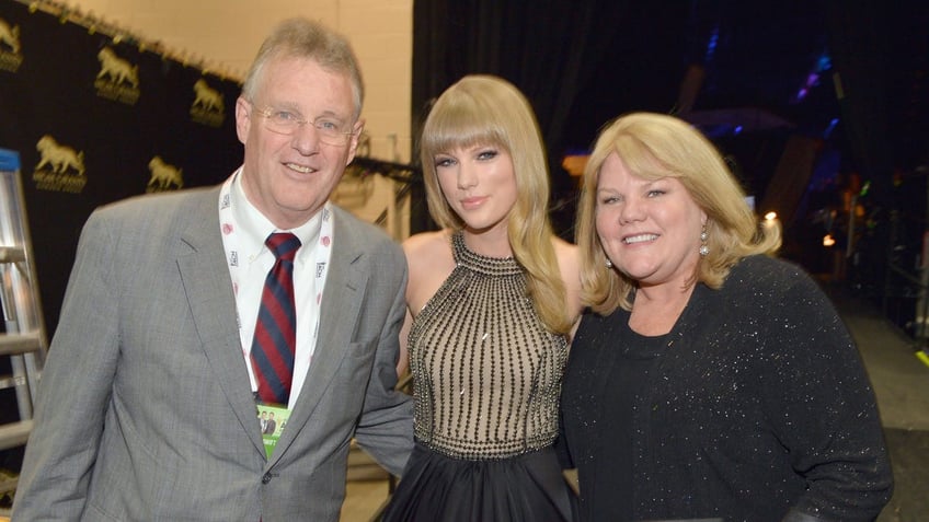 Scott Swift, singer Taylor Swift and Andrea Swift