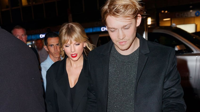 taylor swifts rep shuts down rumor singer secretly married joe alwyn