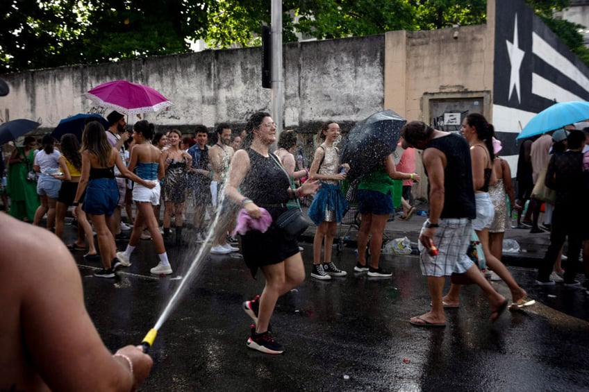 taylor swifts rio tour marred by deaths muggings and a dangerous heat wave