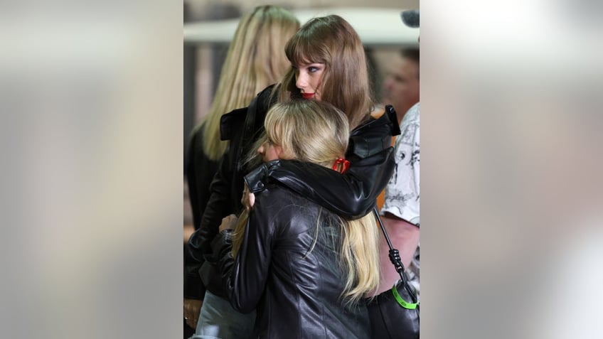 Taylor Swift and Sabrina Carpenter hug