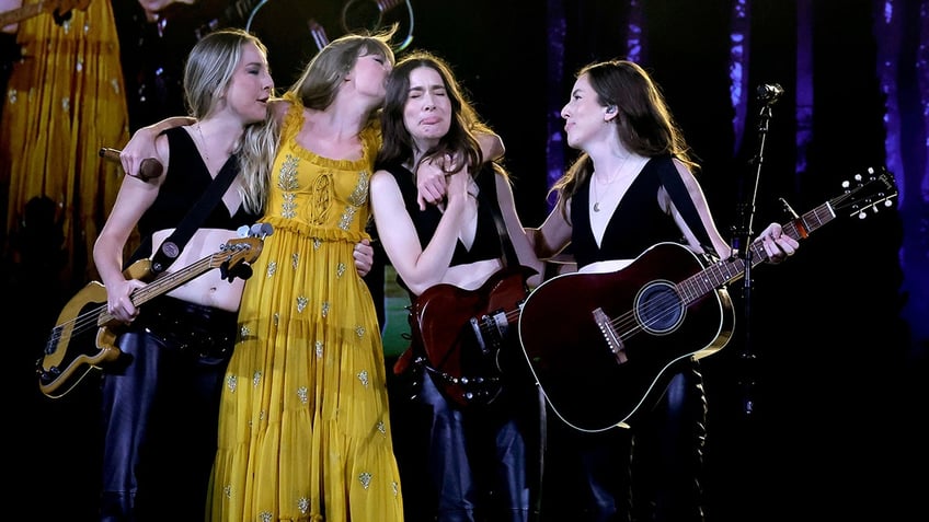 Taylor Swift and the HAIM sisters