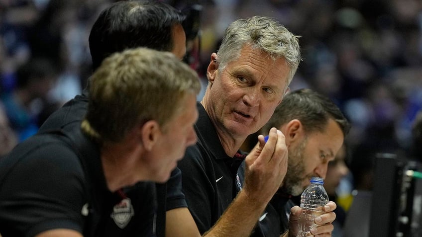 Steve Kerr talks to his assistants