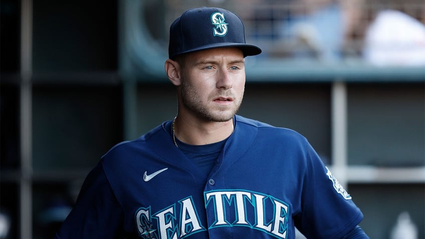 tearful mariners outfielder takes full responsibility after breaking foot while kicking water cooler