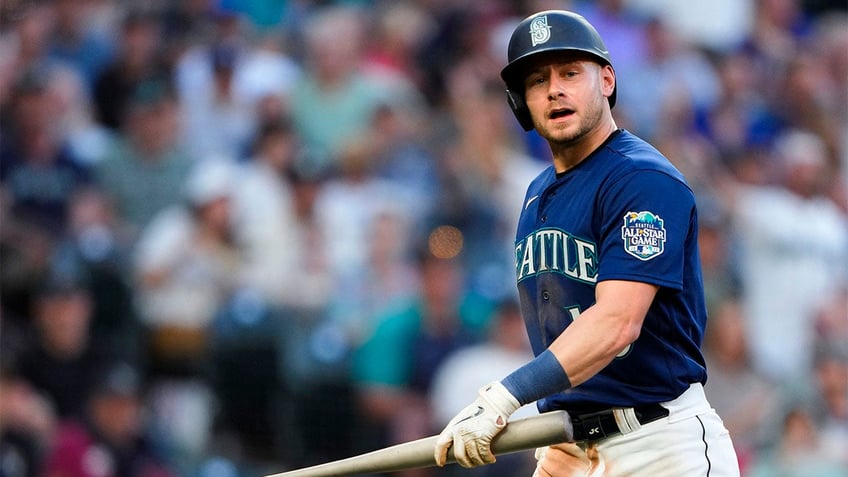 tearful mariners outfielder takes full responsibility after breaking foot while kicking water cooler