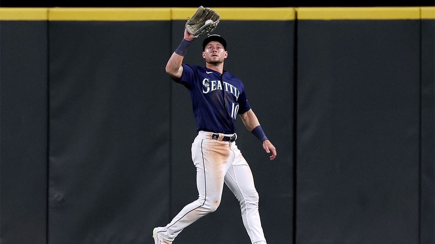 tearful mariners outfielder takes full responsibility after breaking foot while kicking water cooler