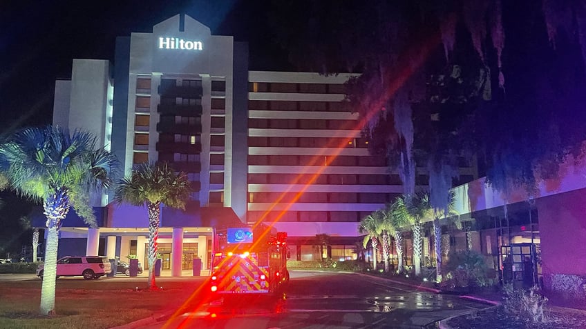 teen arrested for allegedly setting fire in florida hotel following fight with mother police