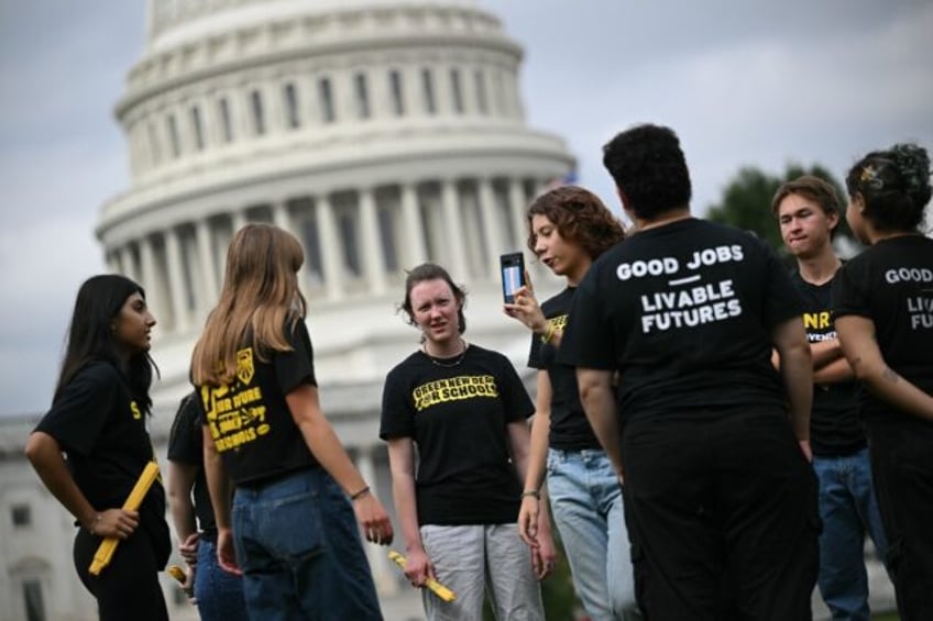 teen climate activists occupy top us republicans office