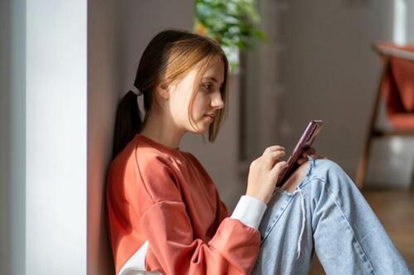 teenagers with mental health disorders spend an extra hour on social media