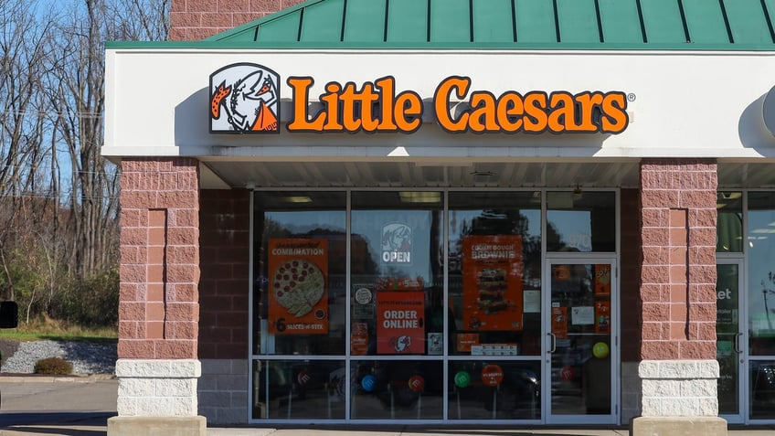 tennessee man who threatened little caesars employees with rifle over pizza pleads guilty report