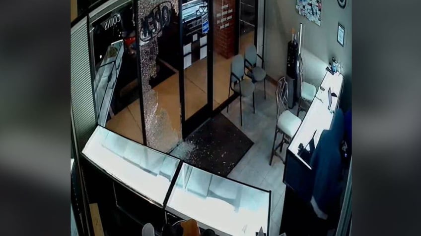 tennessee police search for thieves who burglarized memphis jewelry store video