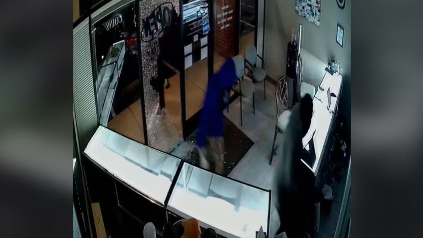 tennessee police search for thieves who burglarized memphis jewelry store video