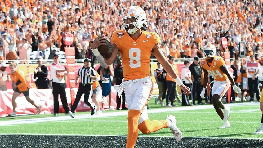 Tennessee quarterback runs into the end zone