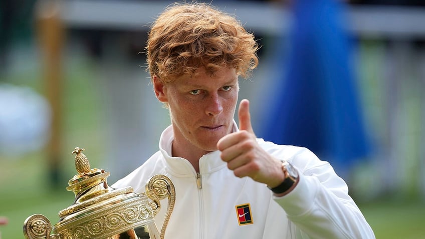 Jannik Sinner with a thumbs up