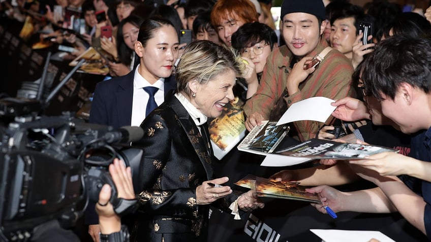 Linda Hamilton signing autographs with fans