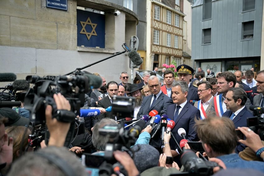 terror alert police shoot and kill knifeman trying to burn down french synagogue