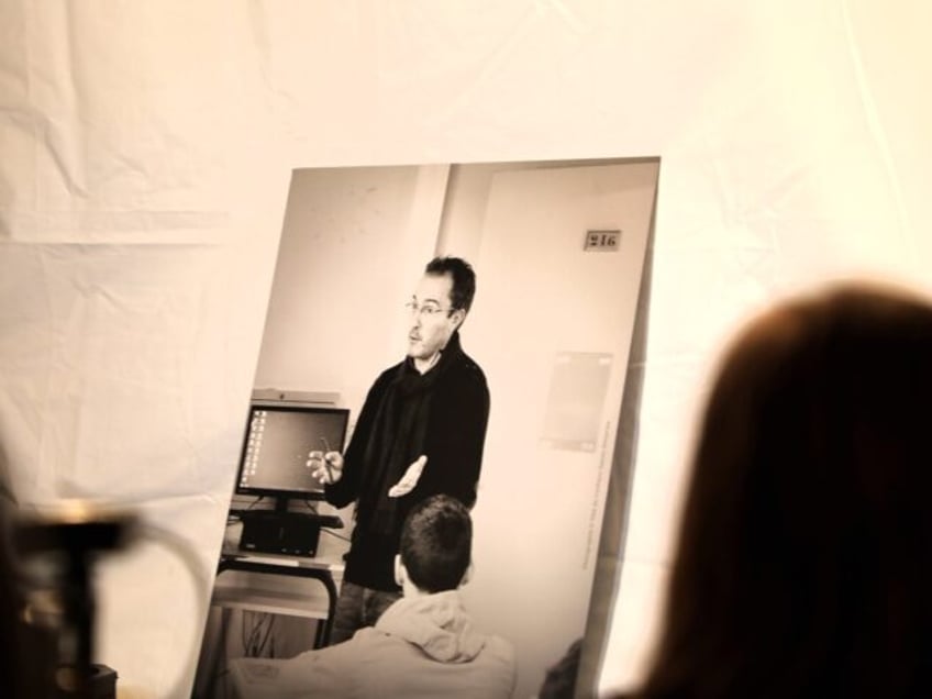 Photo de Samuel Paty lors de la marche blanche pour lui rendre hommage, assassiné par un