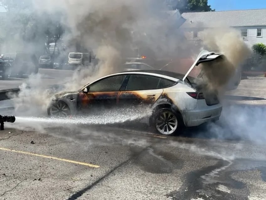 tesla battery fire causes major highway closure in illinois