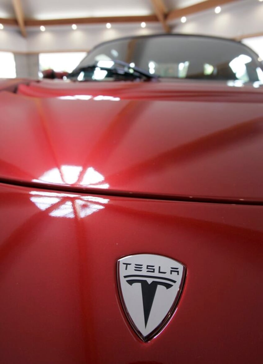 tesla didnt squelch united auto workers message when it cracked down on t shirts court says