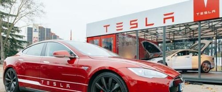 tesla investors set for 12000 payout each over musks funding secured tweet