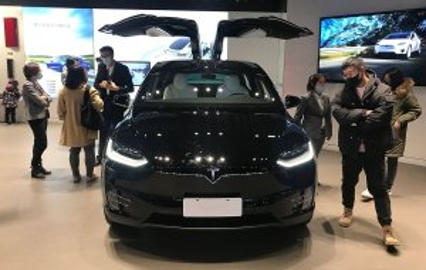 Tesla recalling nearly 200,000 vehicles for rearview camera glitch