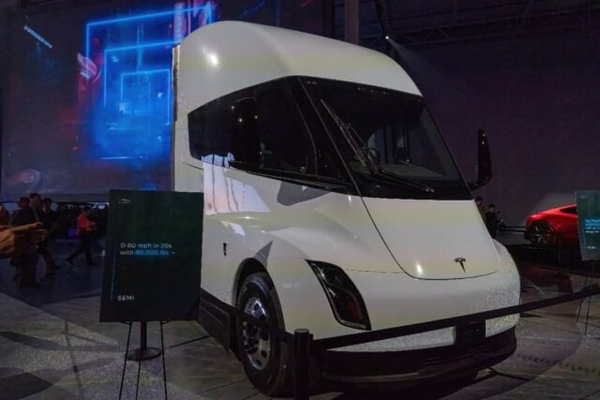 With its sleek design, the Tesla electric semi has been highly anticipated since Musk unve