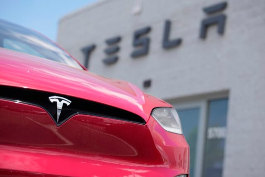 teslas q2 income jumps 20 but underlying profit concerns keep shares flat