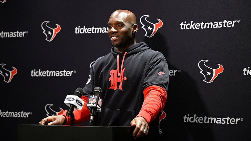 DeMeco Ryans talks to reporters