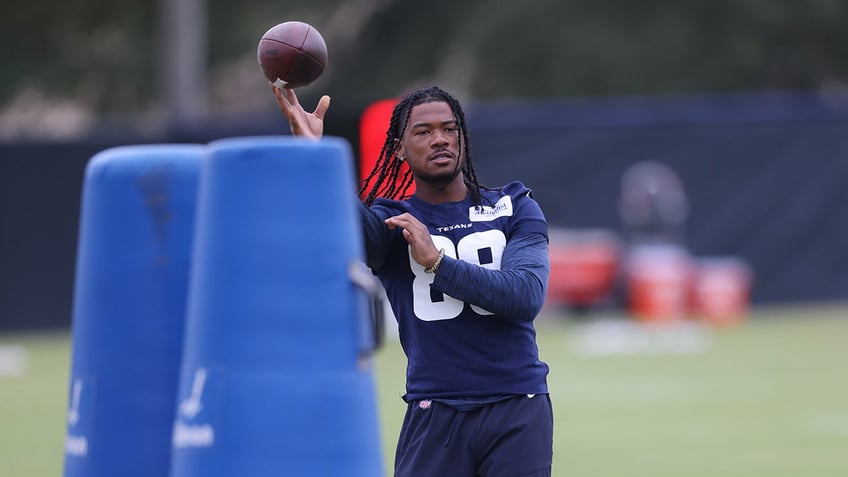 texans john metchie returns to practice field for training camp more than year after cancer diagnosis