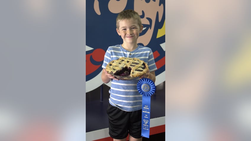 Texas child bakes in state fair competition