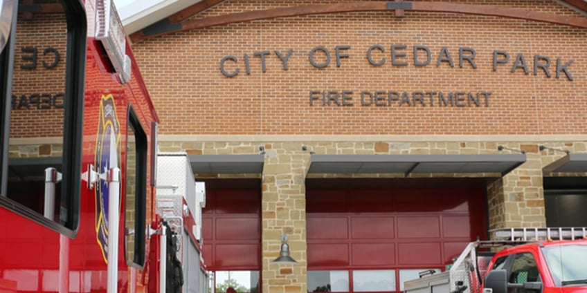 texas brush fire burns 120 acres completely destroys apartment building